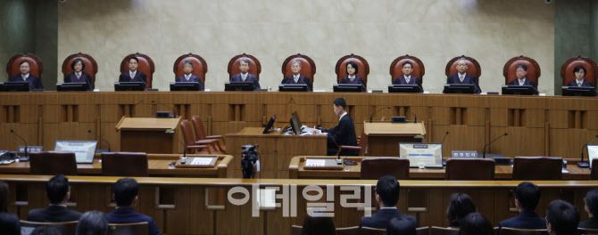 조희대 대법원장을 비롯한 대법관들이 1일 오후 더불어민주당 이재명 대선 후보의 공직선거법 사건 전원합의체 선고를 위해 서울 서초구 대법원 대법정에 입장해 자리에 앉아 있다. (사진공동취재단)