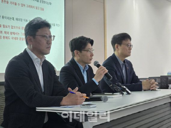 김희섭 PR센터장을 비롯해 임봉호 MNO 사업부장, 류정환 네트워크인프라센터장