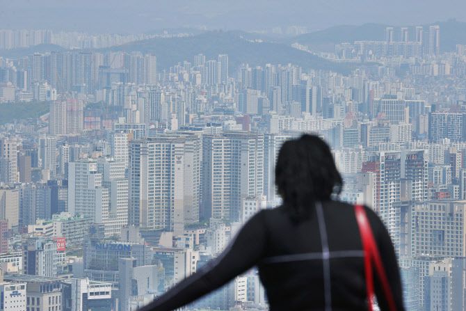 4월 28일 남산에서 바라본 서울 시내 아파트 단지.(사진=연합뉴스)
