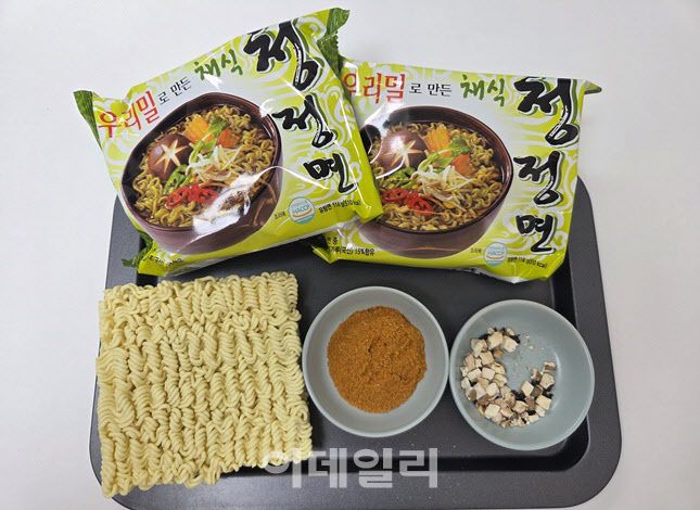 건버섯과 미역이 일반 라면 대비 두 배 이상 많다. (사진=한전진 기자)
