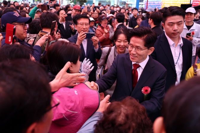 국민의힘 김문수 대선 후보가 5일 서울 종로구 조계사에서 열린 불기 2569년 부처님오신날 봉축법요식을 마친 후 시민들과 악수를 나누고 있다.(사진 = 연합뉴스)