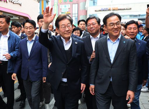 더불어민주당 이재명 대선 후보가 5일 경기도 양평군 양평물맑은시장에서 열린 ‘골목골목 경청투어’에서 시민들에게 인사하고 있다. (사진=연합뉴스)