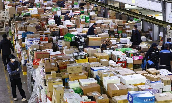 분주한 택배 물류센터 (사진=연합뉴스)