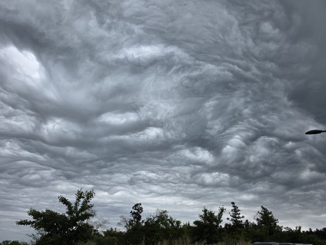 5일 제주시 애월읍 중산간에서 바라본 하늘에 기묘한 모양의 구름이 떠있다. (사진=연합뉴스)