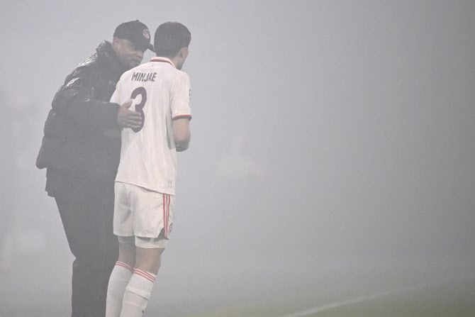 뱅상 콩파니 감독과 김민재. 사진=AFPBB NEWS