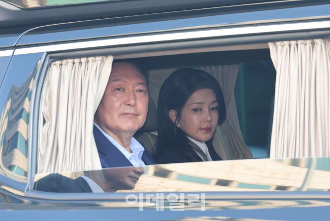 윤석열 전 대통령과 김건희 여사가 헌법재판소 파면 결정 후 일주일 만인 지난달 11일 오후 서울 용산구 한남동 대통령 관저를 떠나고 있다. (사진=이데일리 방인권 기자)