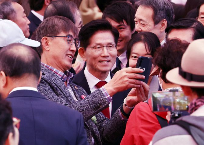 국민의힘 김문수 대선 후보가 5일 서울 종로구 조계사에서 열린 불기 2569년 부처님오신날 봉축법요식을 마친 후 참석자와 사진을 찍고 있다.(사진 = 연합뉴스)