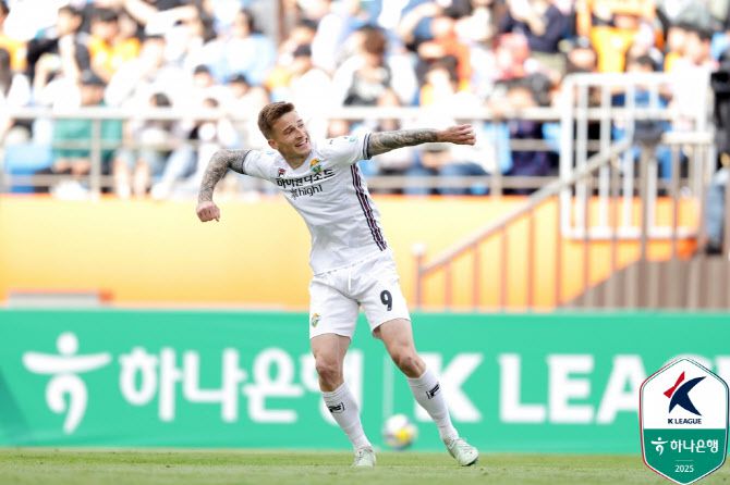 코바체비치(강원)가 득점 후 세리머니를 하고 있다. 사진=한국프로축구연맹