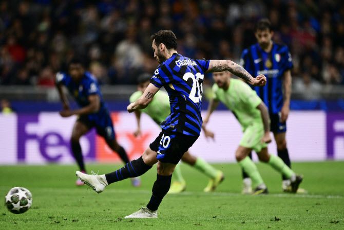 하칸 찰하놀루(인터 밀란)가 페널티킥으로 득점하고 있다. 사진=AFPBB NEWS