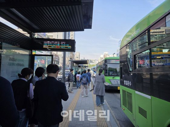 7일 오전 서울 구로구 구로디지털단지역 인근 버스정류장에 버스 4대가 동시에 도착하고 있다.(사진=성가현 수습기자)