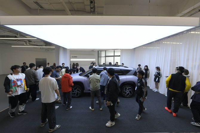 지난달 22일 중국 상하이 88 스페이스에서 중국 취재진이 이날 공개된 일렉시오를 살피고 있다. (사진=북경현대)