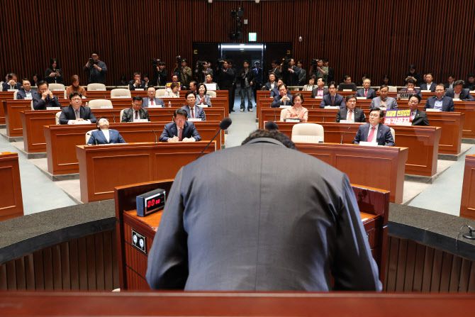 국민의힘 권성동 원내대표가 7일 서울 여의도 국회에서 열린 의원총회에서 대선 후보 단일화에 대해 “오늘 두 분이 단일화 로드맵을 확정 지어 줄 것을 간곡히, 간곡히 엎드려 부탁드린다”고 말한 뒤 허리를 깊이 숙여 인사하고 있다.  (사진 = 연합뉴스)