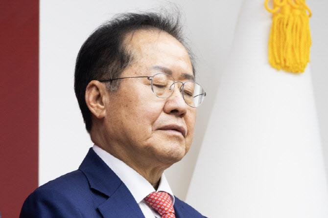 [이데일리 노진환 기자] 제21대 대통령후보자 국민의힘 3차 경선 진출에서 탈락한 홍준표 후보가 4월 29일 오후 서울 여의도 국민의힘 중앙당사에서 진출자들의 소감을 듣고 있다.