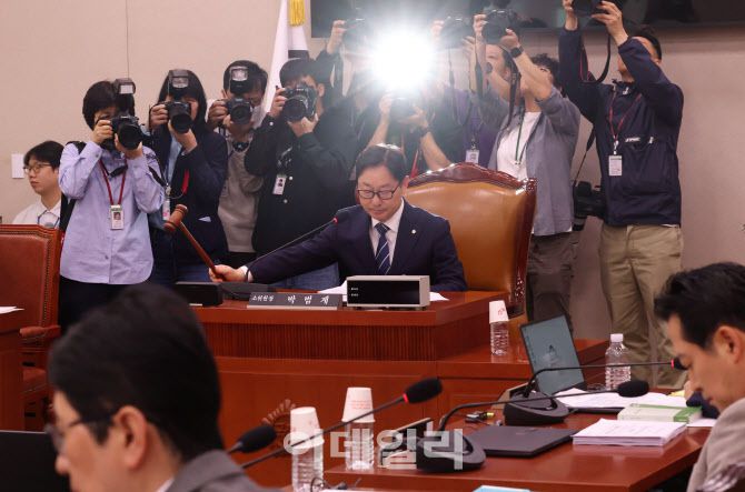 박범계 소위원장이 7일 오전 서울 여의도 국회에서 열린 법제사법위원회 법안심사제1소위원회에서 안건을 상정하며 의사봉을 두드리고 있다. (사진=이데일리 노진환 기자)