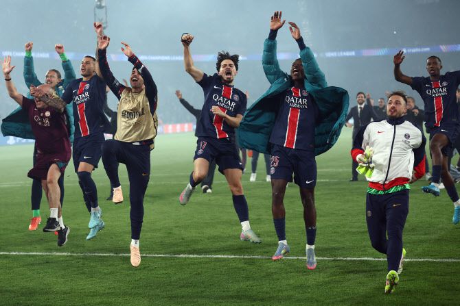 PSG 선수들이 UCL 결승 진출을 확정한 뒤 기뻐하고 있다. 사진=AFPBB NEWS