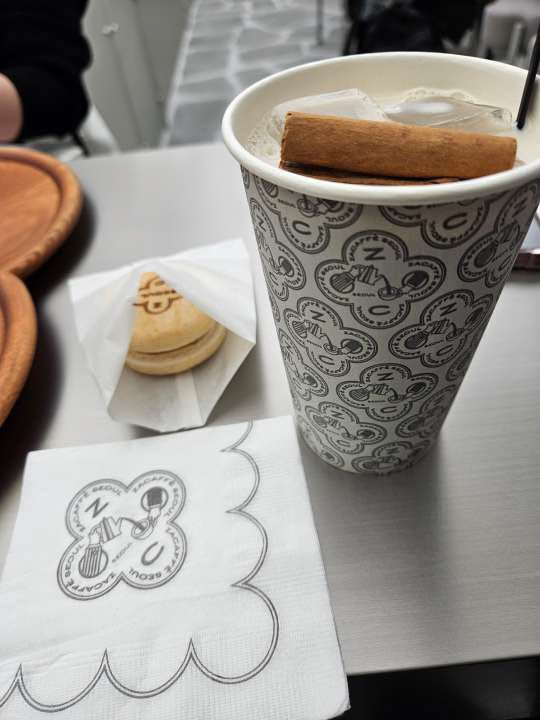 자카페의 대표 메뉴 ‘수정과 라떼’와 ‘모나카’. (사진=김정유 기자)