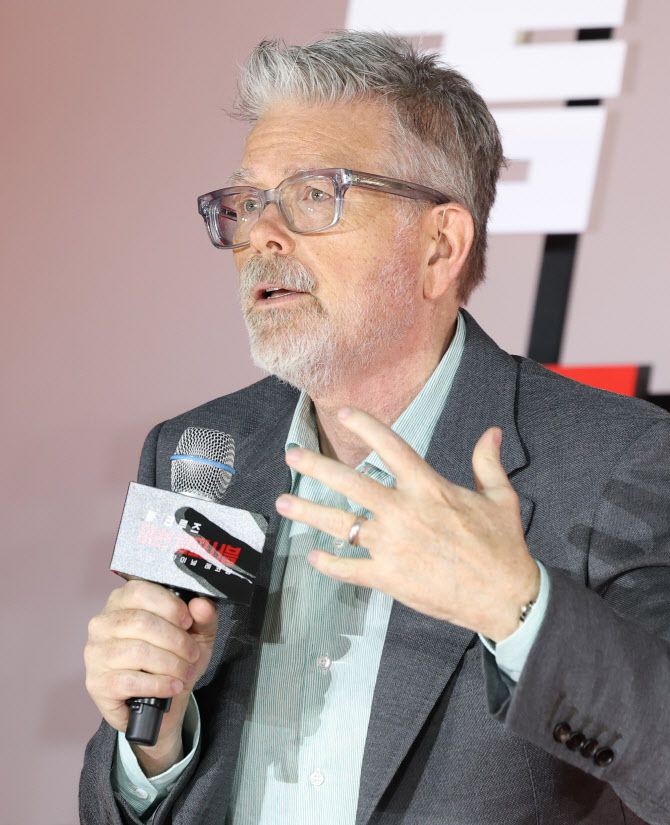 스티브 맥쿼리 감독이 8일 오후 서울 송파구 올림픽로 롯데시네마 월드타워점에서 열린 영화 ‘미션 임파서블: 파이널 레코닝’ 기자간담회에 참석해 인사말을 하고 있다.(사진=뉴스1)