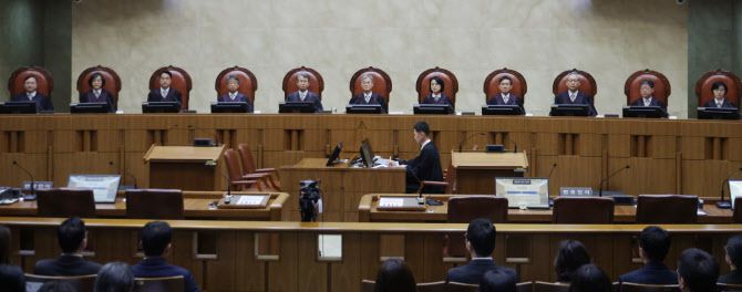 조희대 대법원장을 비롯한 대법관들이 지난 1일 대법원에서 더불어민주당 이재명 대선 후보의 공직선거법 위반 사건 상고심 선고를 위해 참석해 있다. 민주당은 이들 대법관 전원을 오는 14일 법제사법위원회 청문회 증인으로 채택한 상태다. (사진=연합뉴스)