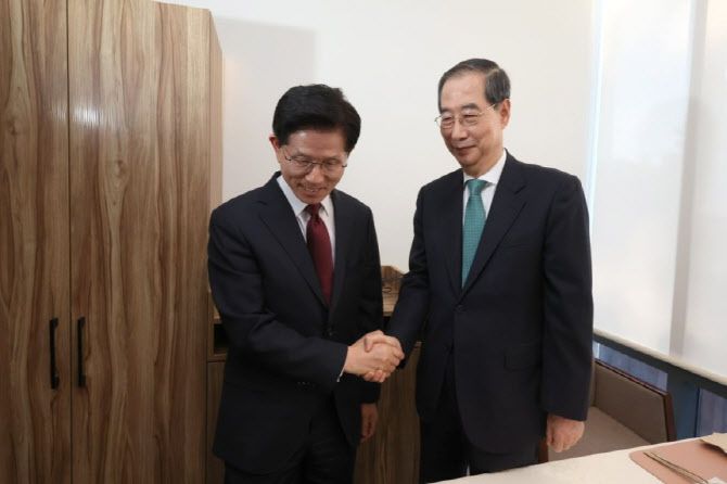 김문수 국민의힘 대선 후보(왼쪽), 한덕수 무소속 대선 예비후보.(사진=뉴스1)