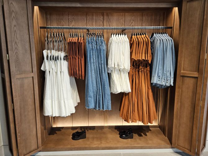 누군가의 옷장을 들여다본다는 콘셉트의 제품 전시. (사진=김정유 기자)