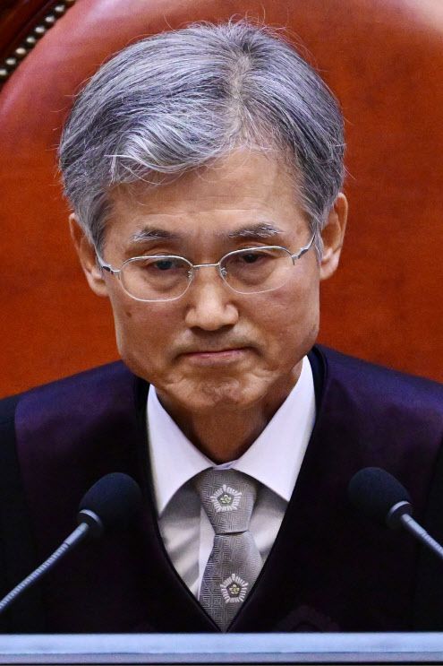 조희대 대법원장이 1일 서울 서초구 대법원에서 열린 더불어민주당 이재명 대선 후보의 공직선거법 위반 사건 상고심 선고에서 굳은 표정을 짓고 있다. (사진=연합뉴스)