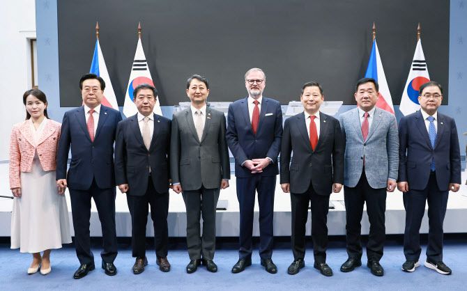 한국 정부·국회 대표단과 체코 정부 관계자가 7일(현지시간) 체코 프라하 총리실에서 열린 ‘한-체코 원전산업 협력 약정’ 체결식에서 기념촬영하고 있다. (왼쪽부터) 이주영 개혁신당 의원, 박상웅 국민의힘 의원, 안덕근 산업통상자원부 장관, 페트르 피알라 체코 총리, 이철규 국회 산업통상자원중소벤처기업위원회 위원장(국민의힘 의원), 박성민 국민의힘 의원, 허성무 더불어민주당 의원. (사진=산업부)