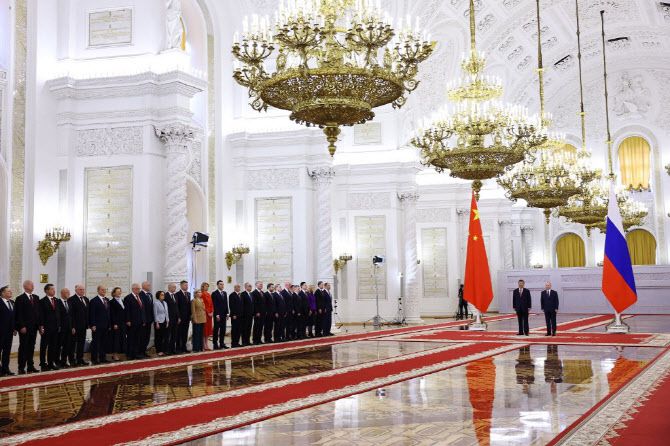 8일 러시아 모스크바 크렘린궁에서 열린 중국과 러시아 정상회담에 앞서 양국 정상 및 관계자들이 회담장 입장을 준비하고 있다. (사진=AFP)