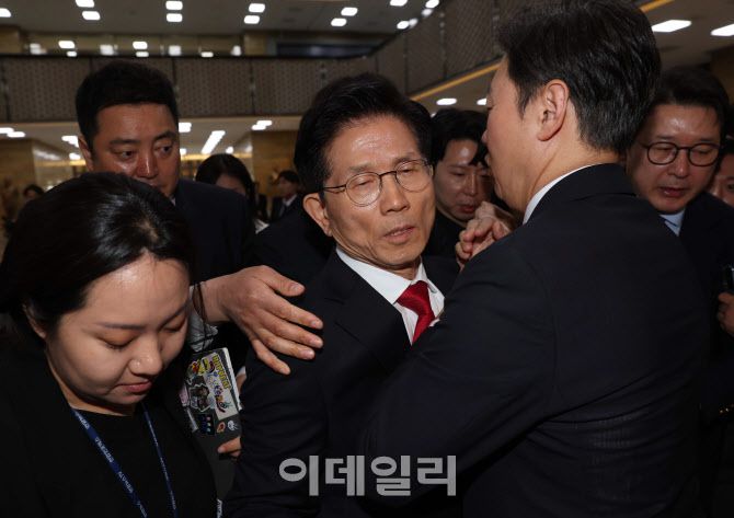 [이데일리 노진환 기자] 김문수 국민의힘 대선 후보가 9일 서울 여의도 국회에서 열린 의원총회에서 권영세 비대위원장의 모두발언이 끝난 후 의총장에서 퇴장하자 국민의힘 의원들이 김 후보를 막아서고 있다.