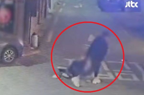 30대 남성 B씨가 피해 여성 A씨를 길거리서 폭행한 뒤 끌고 가는 모습이 담긴 CCTV 영상. (사진=JTBC 사건반장 캡처)
