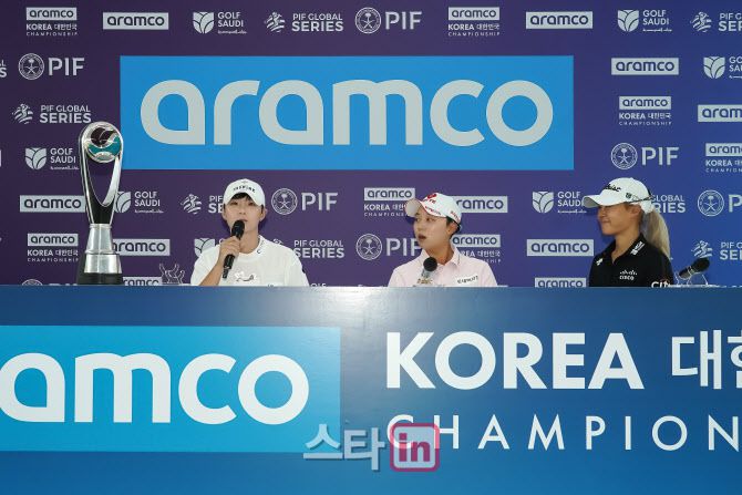 박성현(왼쪽부터)과 김효주, 다니엘 강이 아람코 코리아 챔피언십 기자회견에서 질문에 답변을 하고 있다.(사진=아람코 코리아 챔피언십)