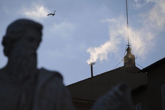 전 세계 133명의 추기경이 고(故) 프란치스코 교황의 후임자를 선출하기 위해 모인 콘클라베(추기경단 비밀회의) 둘째 날인 지난 8일(현지 시각) 바티칸 시스티나 성당 성당 굴뚝에서 새 교황 선출을 알리는 하얀 연기가 피어오르고 있다.(사진=AP/뉴시스)