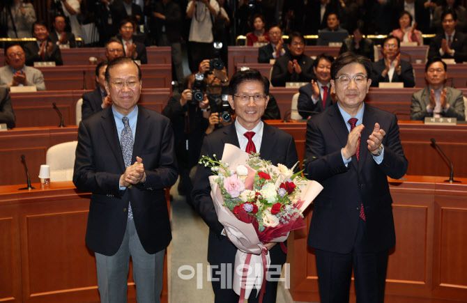 [이데일리 노진환 기자] 김문수 국민의힘 대선 후보가 9일 서울 여의도 국회에서 열린 의원총회에서 꽃다발을 들고 기념촬영을 하고 있다.