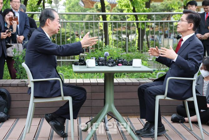 김문수 국민의힘 대통령 후보와 한덕수 무소속 대선 예비후보가 8일 오후 서울 여의도 국회 강변서재에서 후보 단일화 관련 논의를 하고 있다.(사진=이데일리 방인권 기자)