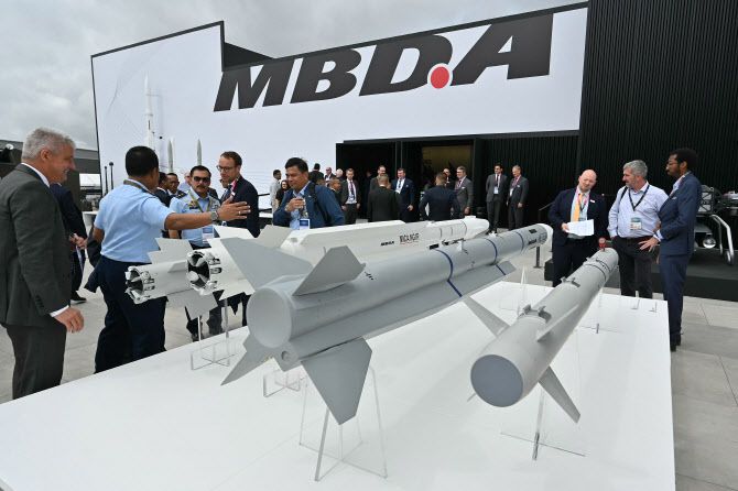 MBDA의 공대공 미사일(가운데).(사진=AFP)