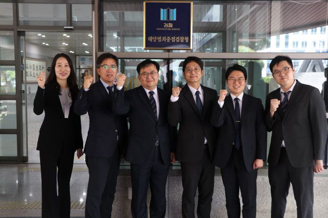 부산지검 해양·강력범죄전담부 소속 검사들. 왼쪽부터 장지영 검사, 신정수 검사, 허지훈 부장검사, 김형섭 검사, 김경진 검사, 유성윤 검사. (사진=부산지검)