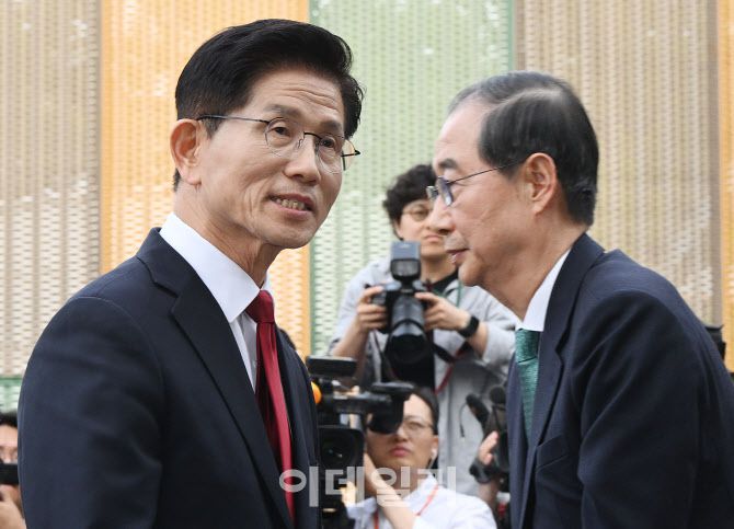 [이데일리 방인권 기자] 김문수 국민의힘 대선 후보와 한덕수 무소속 대선 예비후보가 8일 국회 사랑재에서 만나 후보 단일화를 위한 2차 회동을 마친 뒤 이석하고 있다.