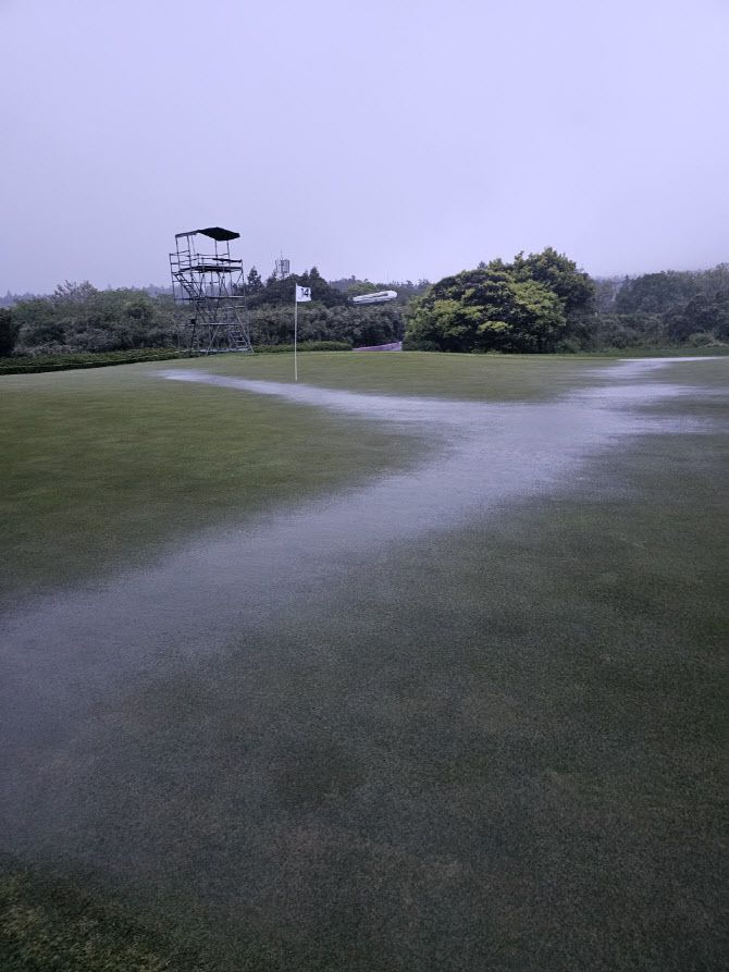 KPGA 클래식이 열리는 제주에 많은 비가 내리는 가운데 사이프러스 골프 앤 리조트의 코스에 물이 가득 차 있다. (사진=KPGA)