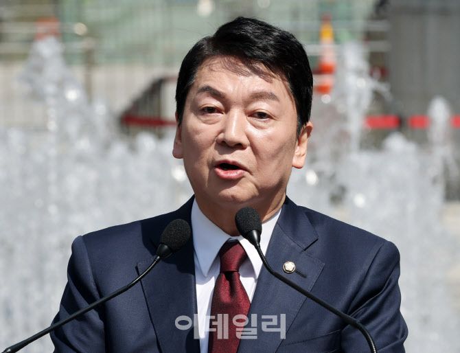 [이데일리 방인권 기자] 안철수 국민의힘 의원이 8일 서울 광화문광장에서 제21대 대통령 선거 출마 선언을 하고 있다.