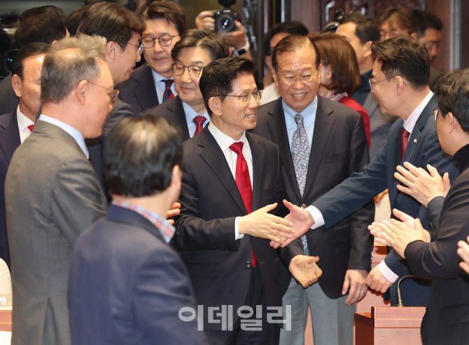 [이데일리 노진환 기자] 김문수 국민의힘 대선 후보가 9일 서울 여의도 국회에서 열린 의원총회에서 의원들의 박수를 받으며 입장하고 있다.