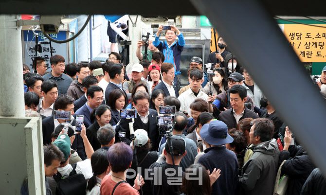 민심을 청취하는 ‘경청 투어’에 나선 이재명 더불어민주당 대선후보가 10일 경남 의령군 의령전통시장에서 상인 및 군민들에게 인사를 하고 있다.(사진=뉴시스)