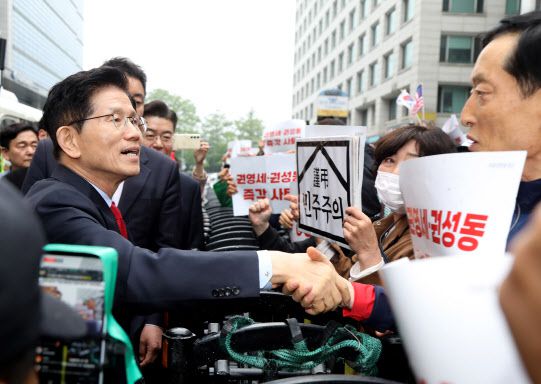 국민의힘 김문수 대선 후보가 10일 서울 여의도 국민의힘 중앙당사 앞 지지자들을 만나 인사하고 있다.(사진=연합뉴스)