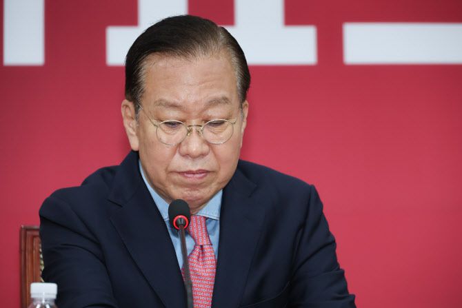 권영세 국민의힘 비상대책위원장이 10일 서울 여의도 국회에서 김문수 대통령 후보 자격 취소·한덕수 예비후보 입당 및 대선후보 등록 과정에 대해 기자회견을 하고 있다.(사진=뉴스1)