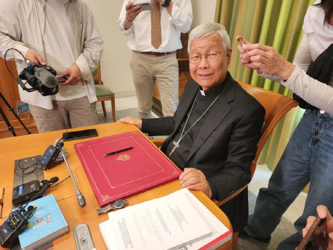 유흥식 추기경이 9일(현지시간) 교황청 성직자부 청사에서 한국 취재진과 간담회를 열었다. (사진=연합뉴스)