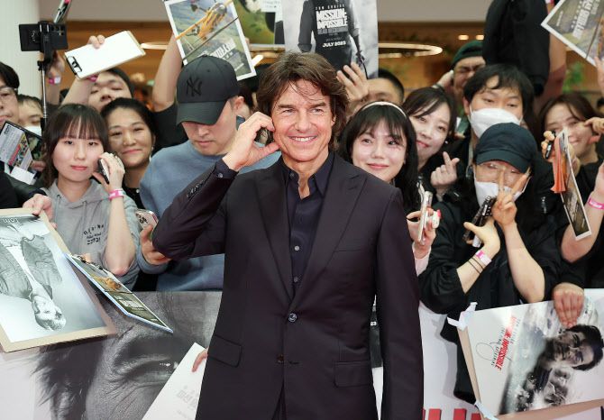 할리우드 배우 톰 크루즈가 8일 오후 서울 송파구 롯데월드 아이스링크에서 열린 영화 ‘미션 임파서블: 파이널 ‘레코딩 레드카펫 행사에서 포즈를 취하고 있다. (사진=뉴스1)