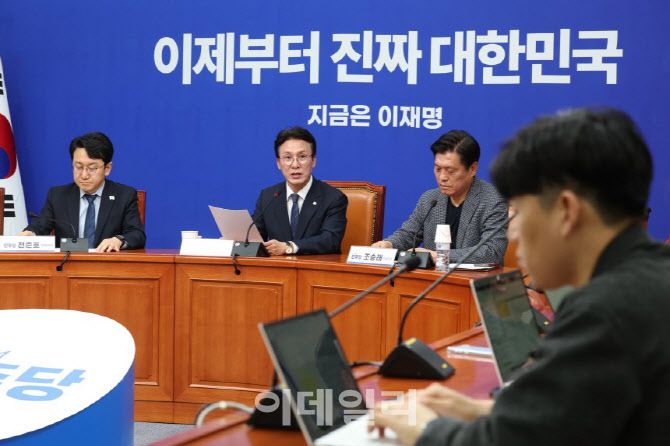 김민석 더불어민주당 상임공동 선거대책위원장이 4일 오전 서울 여의도 국회에서 기자간담회를 하고 있다.(사진=뉴스1)