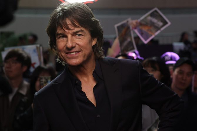 할리우드 배우 톰 크루즈가 8일 서울 송파구 롯데월드 아이스링크에서 열린 영화 ‘미션 임파서블: 파이널 레코닝’ 레드카펫 행사에서 인터뷰를 하고 있다. (사진=연합뉴스)