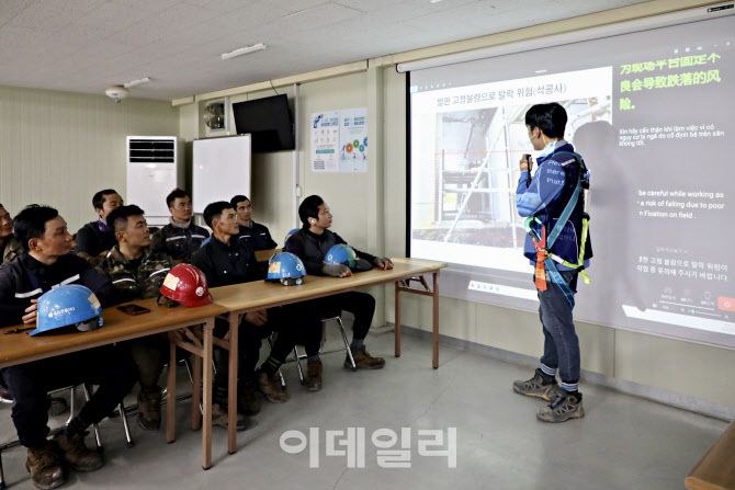 GS건설의 한 공사현장에서 ‘자이 보이스’를 활용해 다양한 국적의 외국인 근로자들에게 안전교육을 진행하고 있다.(사진=GS건설)