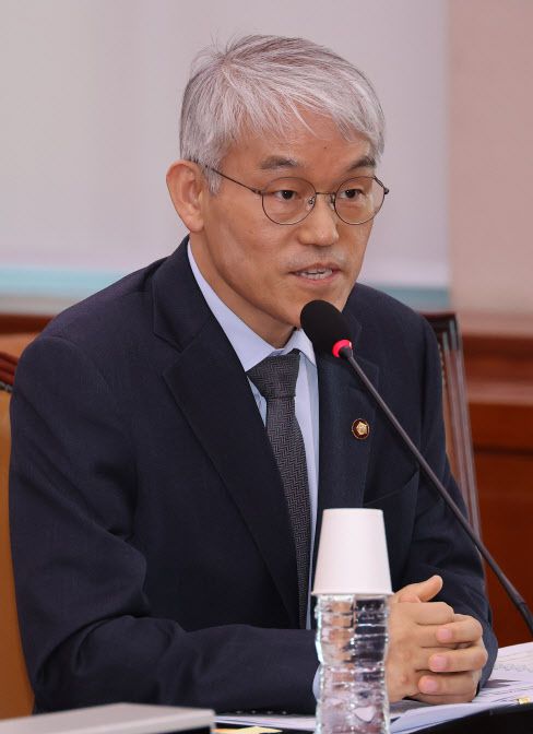 대법원의 사법행정 조직인 법원행정처를 이끌고 있는 천대엽 처장(대법관). 그는 지난 7일 국회 법제사법위원회 전체회의에서 이재명 후보 대법 관련과 관련해 민주당의 ‘정치개입’ 주장 등을 강하게 반박했다. (사진=연합뉴스)