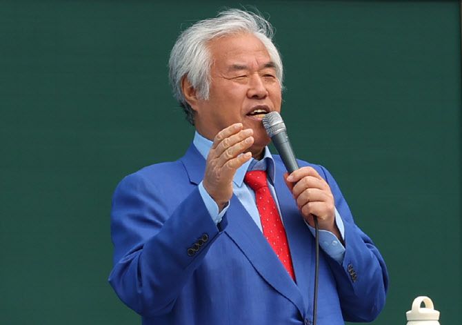 21대 대선 출마를 선언한 전광훈 사랑제일교회 목사가 27일 서울 종로구 세종대로사거리에서 열린 전국 주일 연합 예배에서 설교하고 있다. (사진= 뉴시스)