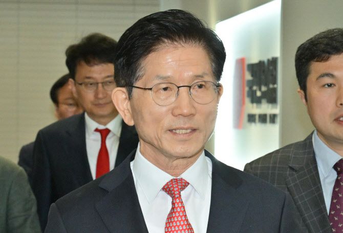 김문수 국민의힘 대통령 후보가 11일 오전 한덕수 전 국무총리와의 회동을 위해 서울 여의도 중앙당사에서 대통령후보실로 이동하고 있다.(사진=뉴스1)